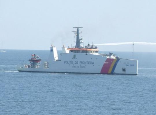 Yacht eşuat, repus de linia de plutire la Cernavodă